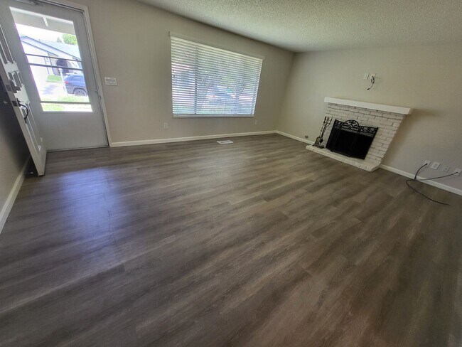 Foto del edificio - 2621 Woodcrest Ln