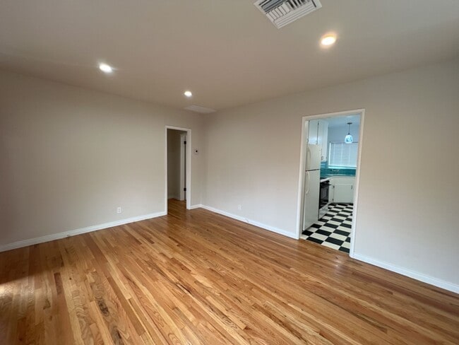 Building Photo - 511