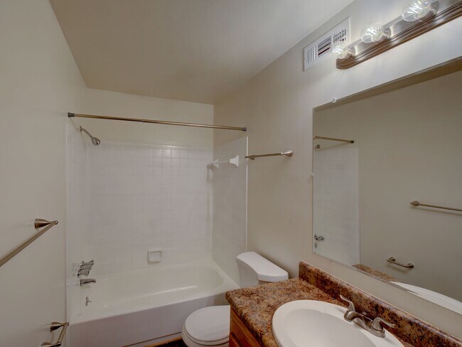 Foto del edificio - Thousand Oaks Apartments & Townhomes