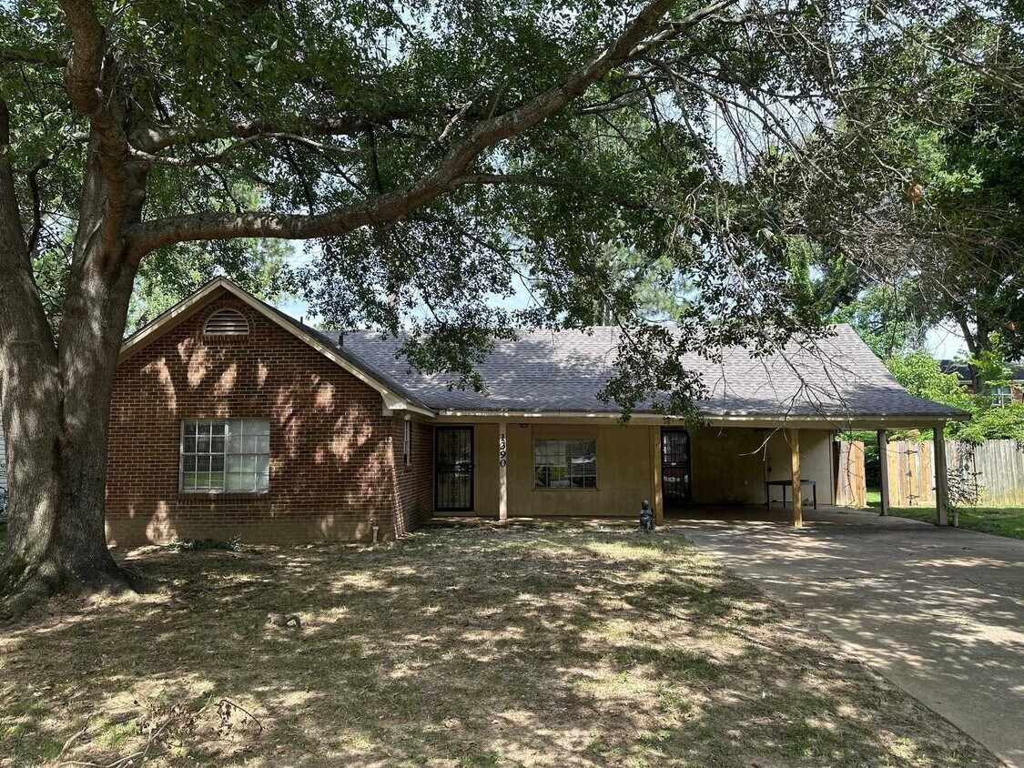 Primary Photo - 1390 Greenland Rd