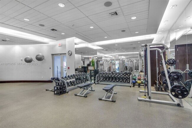 Building Photo - 5959 Collins Ave