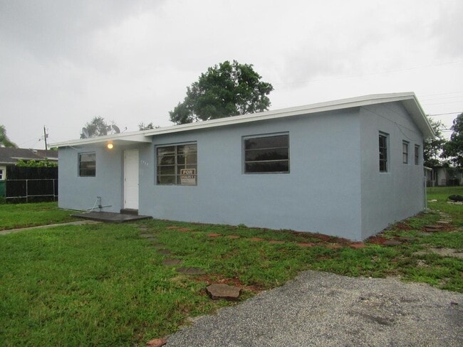 Foto del edificio - 3520 NW 208th St