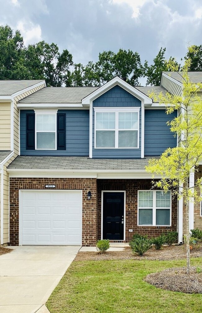 Building Photo - Stylish 3 Bed Townhouse with Granite Countertops and Hardwood Floors in Charlotte!