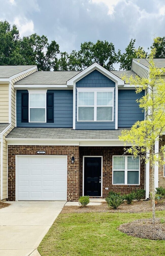 Foto del edificio - Stylish 3 Bed Townhouse with Granite Countertops and Hardwood Floors in Charlotte!