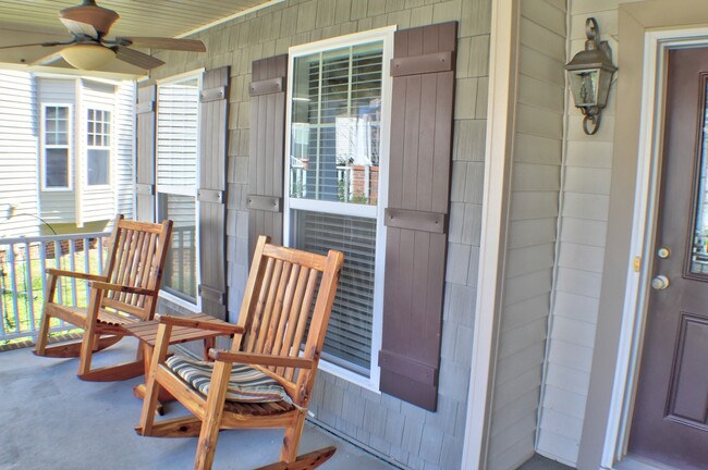 Building Photo - Spacious and sunny 4 bedroom with bonus ro...