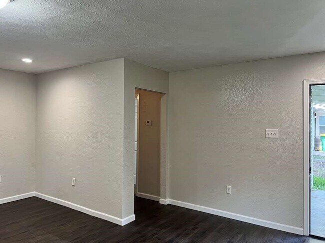 Building Photo - 1910 Little St