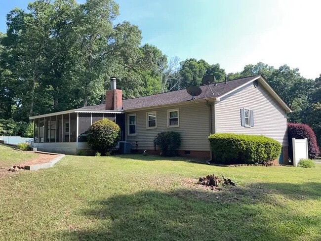 Building Photo - 3 bedroom 12 bathroom