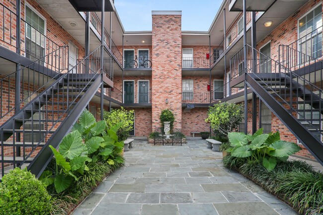 Building Photo - Gated Condo steps from Maple Street & St C...