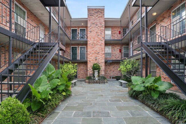 Foto del edificio - Gated Condo steps from Maple Street & St C...
