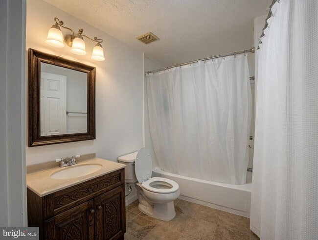 Building Photo - 8112 Parkdale Ct