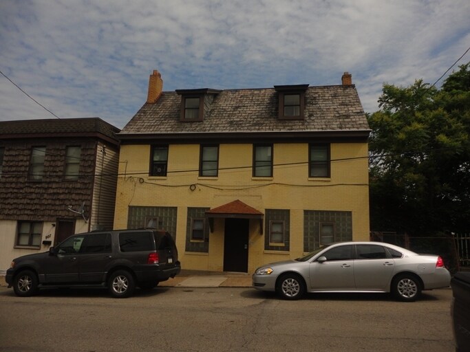 Primary Photo - 909 E Warrington Ave