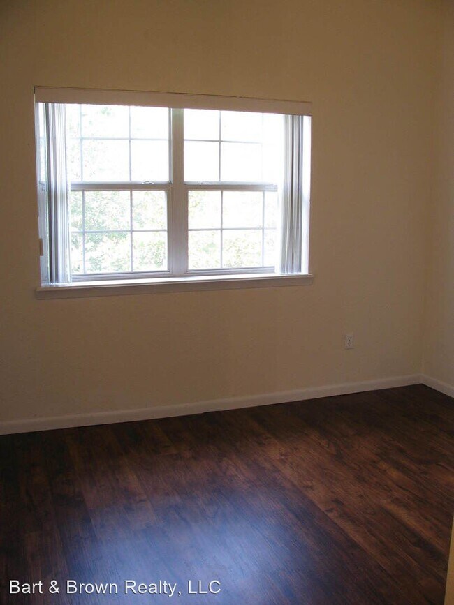 Building Photo - 1 br, 1 bath House - 400 E Rockford Dr #301