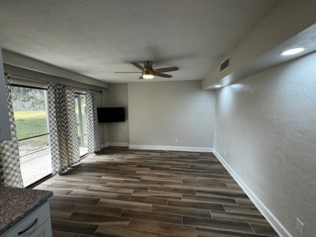 Foto del edificio - 2383 Burnway Rd