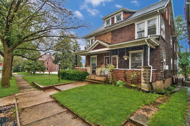 Building Photo - 262 Columbia Ave