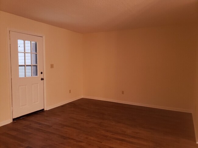 Building Photo - 3 bedroom duplex inside the Raleigh beltline