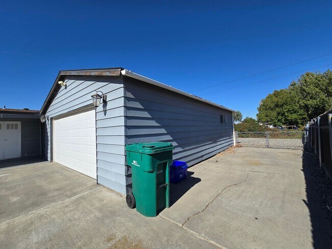 Foto del edificio - 2 Bed/2 Bath ON .30 ACRES - BRING THE TOYS!