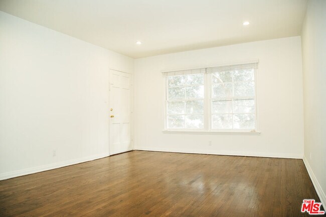 Foto del edificio - 521 Hollister Ave