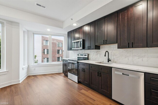 Foto del edificio - 2 br, 1 bath Triplex - 2554 FRANKFORD AVE ...