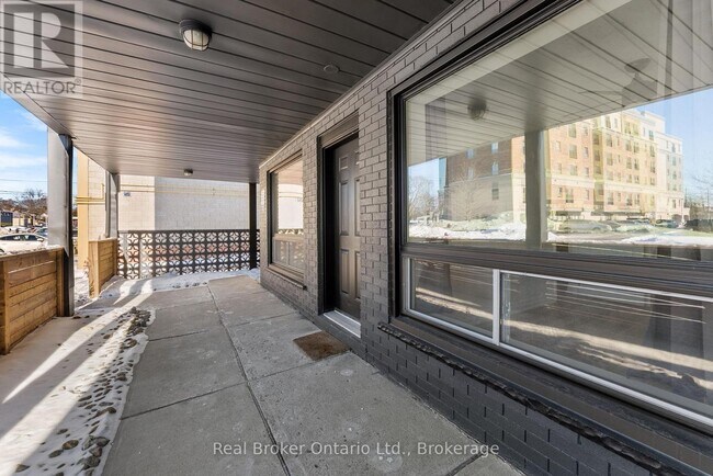 Photo du bâtiment - 985 Kingsway Dr