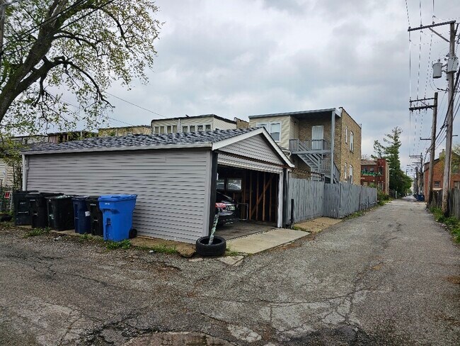 Building Photo - 1614 N McVicker Ave