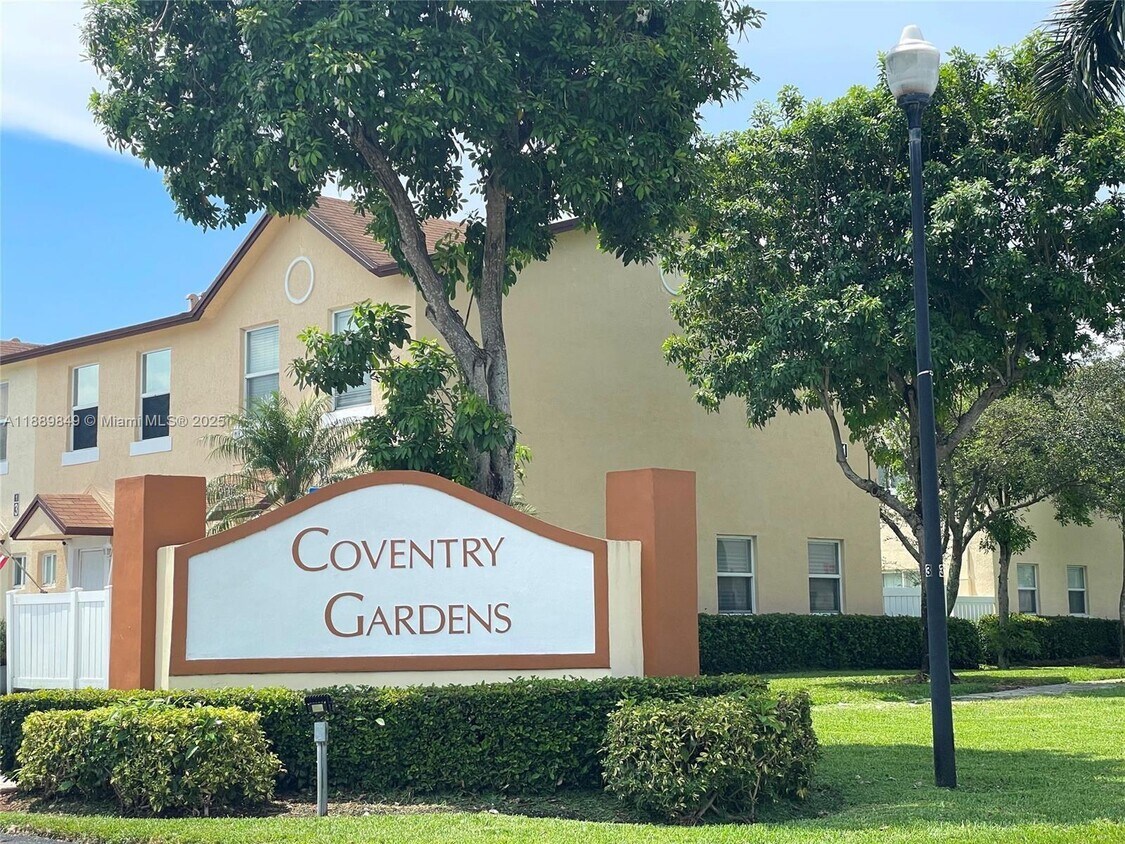 Foto principal - 6621 Winfield Blvd