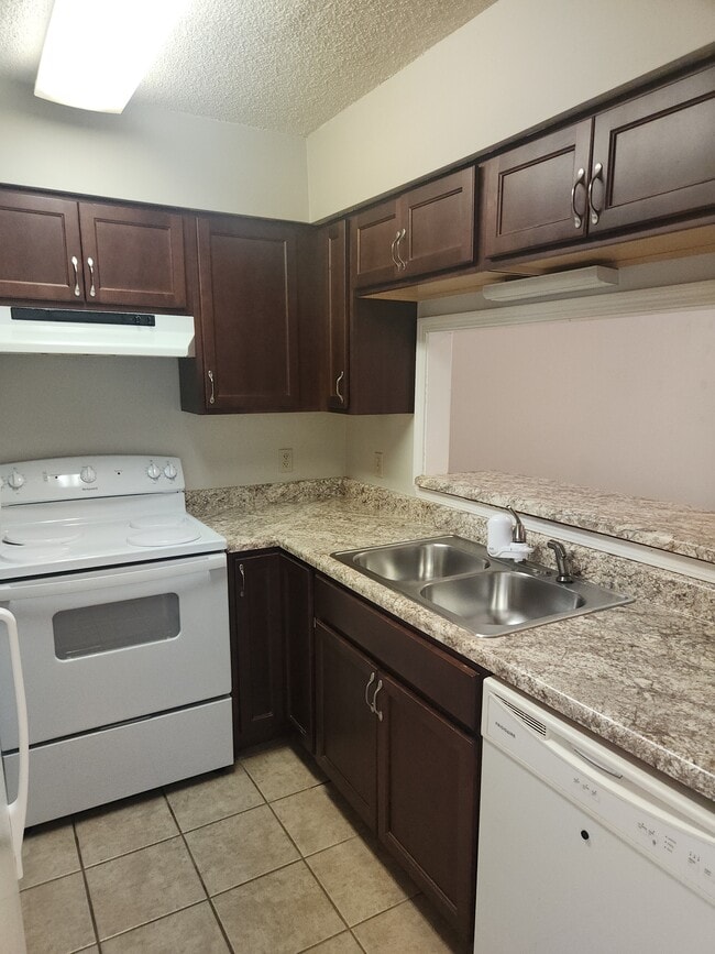 Building Photo - 1331 Foxborough Dr