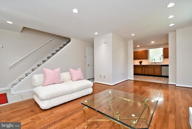 Building Photo - 2489 Hillendale Dr