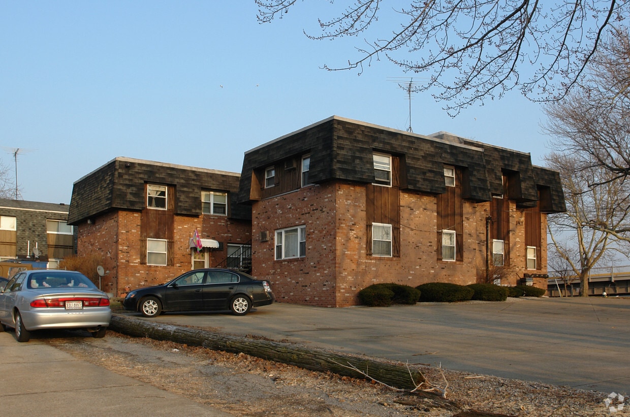 Building Photo - Gross Point Apts.