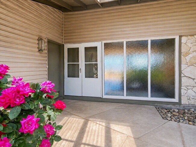 Foto del edificio - AVAILABLE JULY 20TH! Beautiful Views of Lake Sammamish, 5 bed/3 bath with Fully Fenced Yard