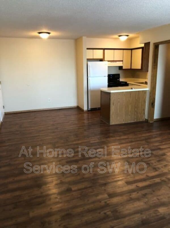 Building Photo - 2856 S Rogers Ave