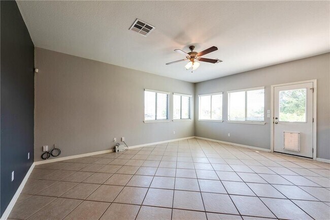 Foto del edificio - 2725 Lane City Dr