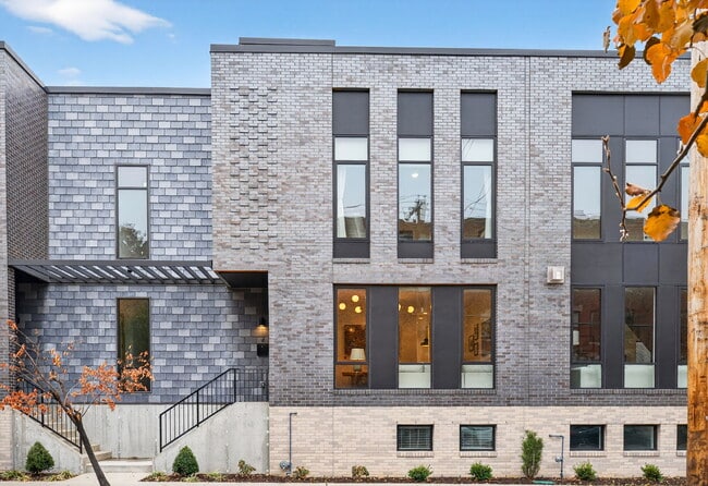 Building Photo - 215 N Sarah St