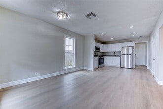Building Photo - 2127 Maximilian St
