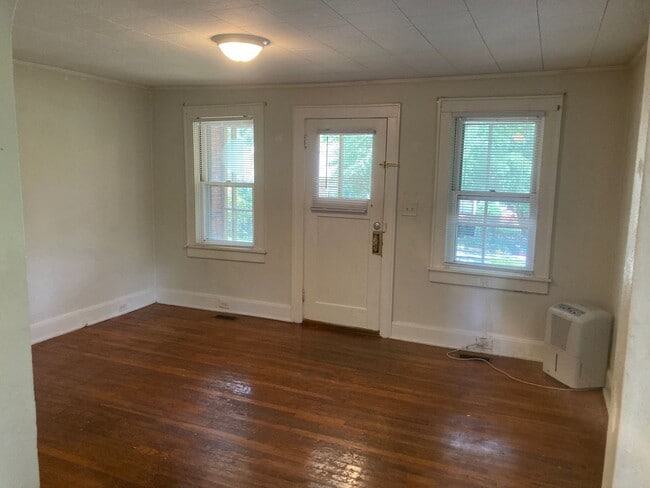 Building Photo - PRE-LEASING FOR AUGUST 2026! Walkable to C...