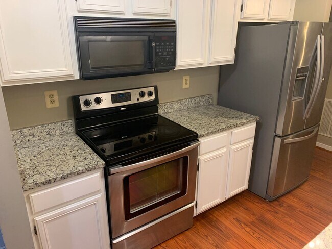 Foto del edificio - Nice Large Condo on Ground Level for Rent in Awesome Neighborhood!