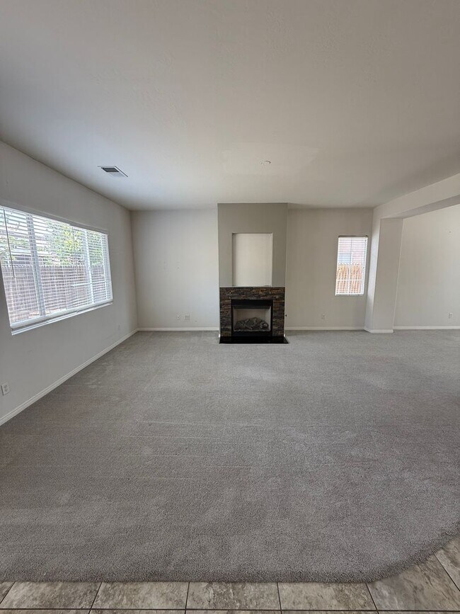 Foto del edificio - Stylish Southwest Bakersfield Home with Do...