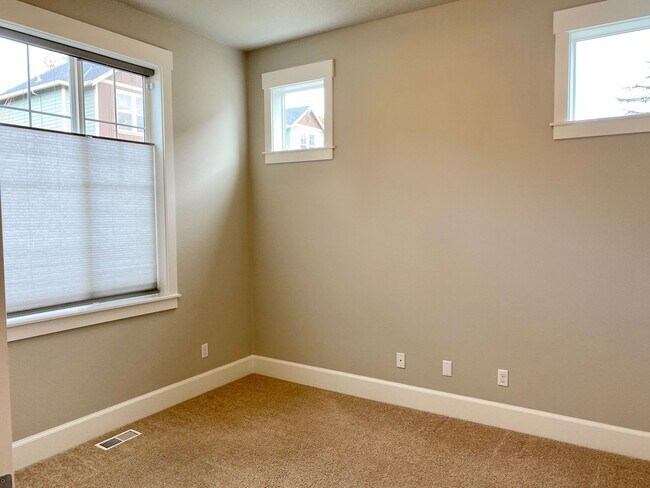 Building Photo - Gracious living in Garden Home