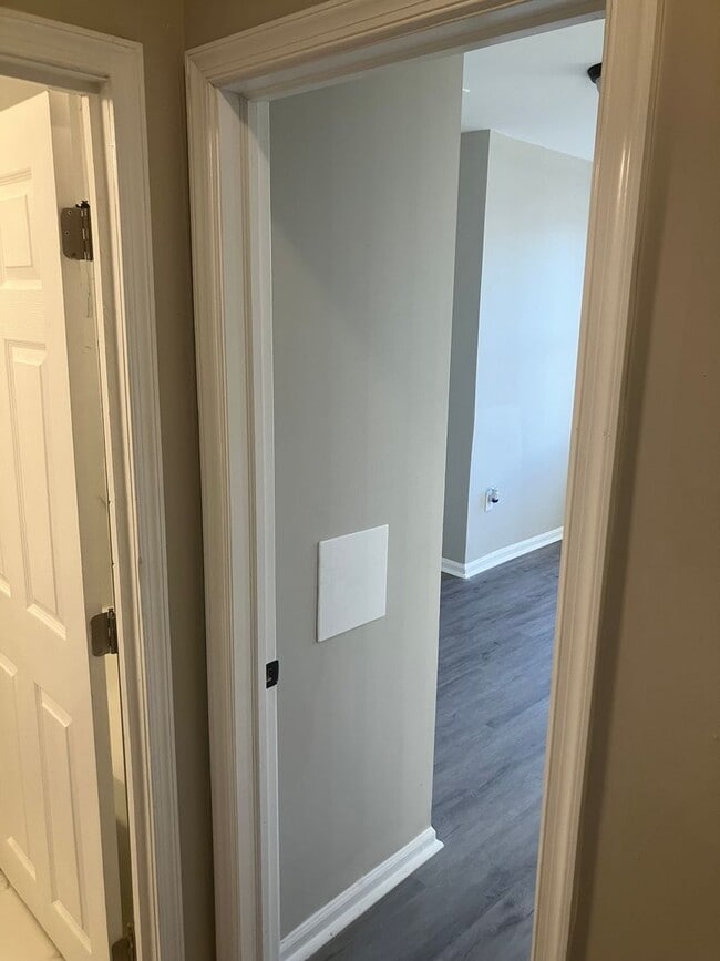 Building Photo - 512 N Curley St