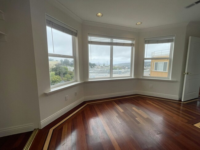Building Photo - 499 33rd Ave