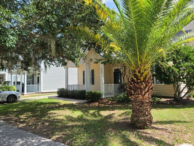 Building Photo - Quick, convenient access to shopping and b...