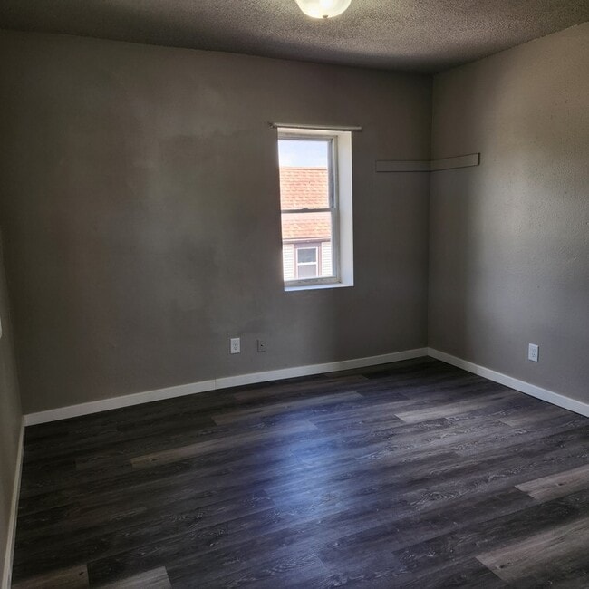 Building Photo - 1513 Des Moines St