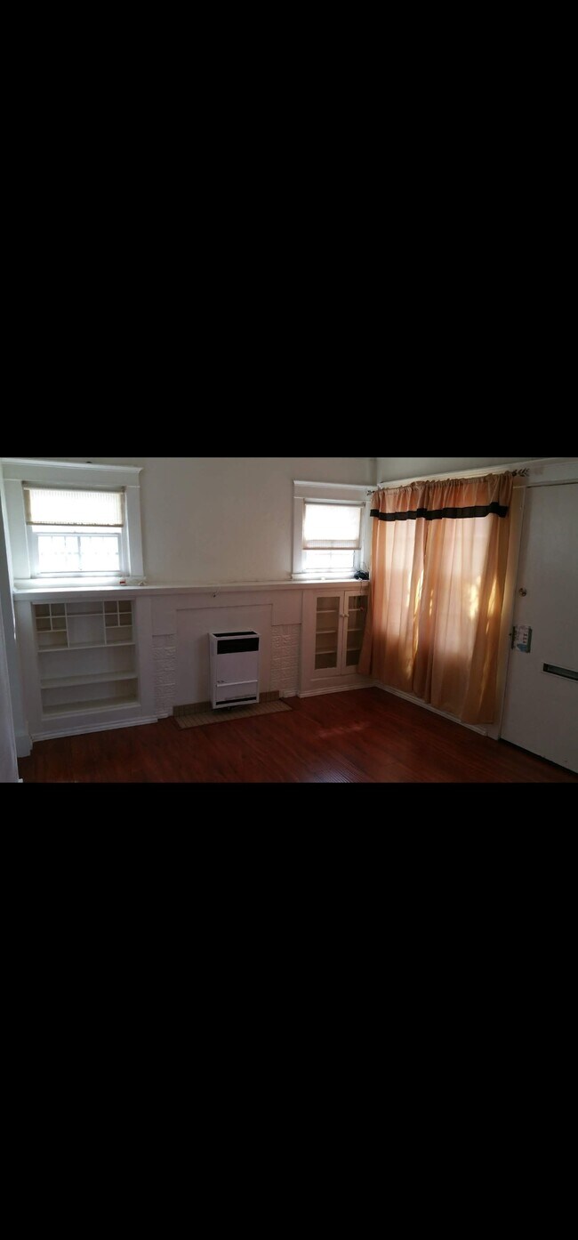 Foto del edificio - 1015 1/2 W 55th St
