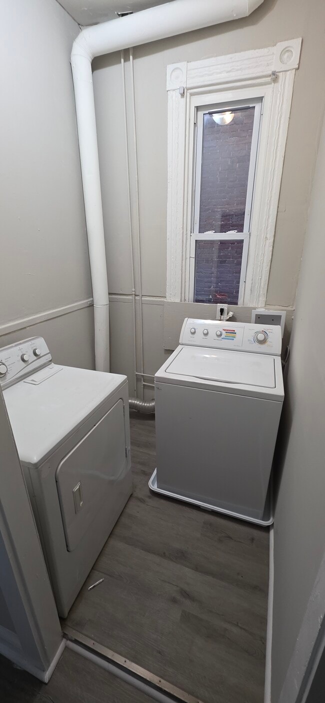 Building Photo - 1619 1/2 Division St-