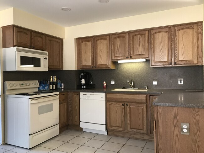 Foto del edificio - 4 BED/2 BATH ADORABLE, SPACIOUS SINGLE FAMILY HOME ---- FORREST DR. CANTON