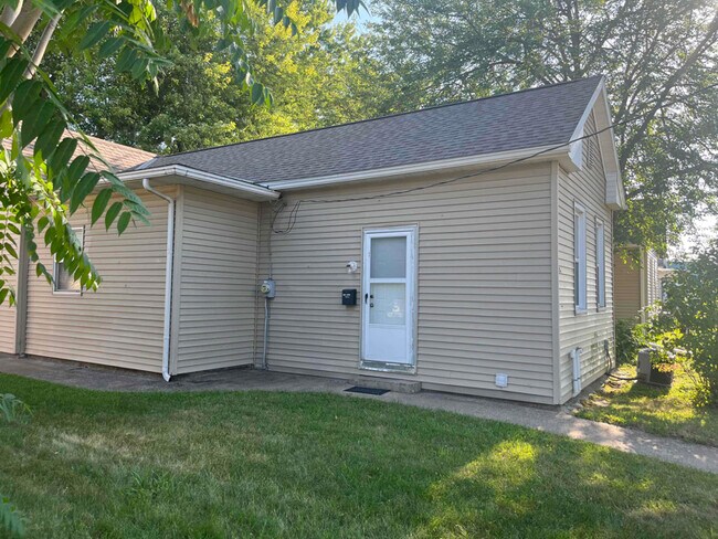 Building Photo - 1130 Adams St