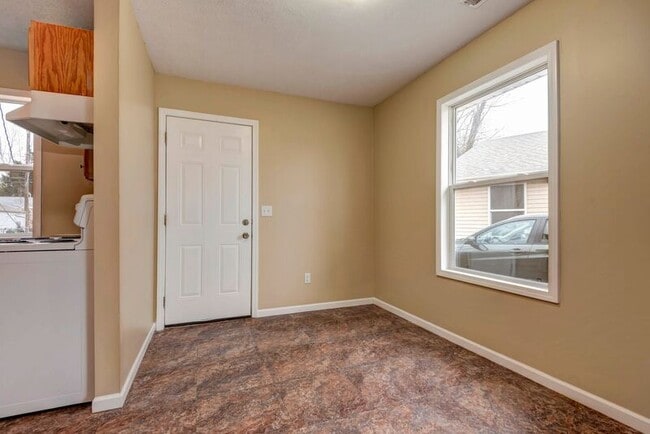 Building Photo - 652 N Belview Ave