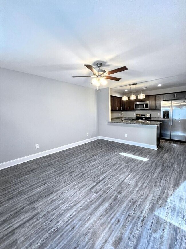 Foto del edificio - Charming 3-Bed, 3-Bath Townhouse Just Minu...
