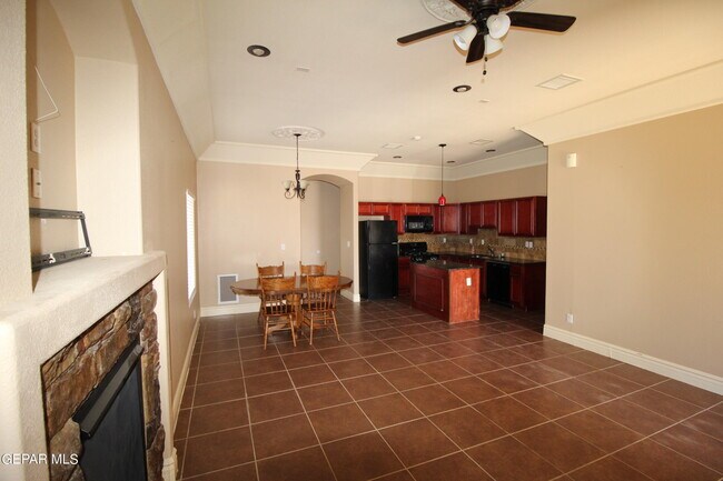 Building Photo - 812 Desert Sky Dr