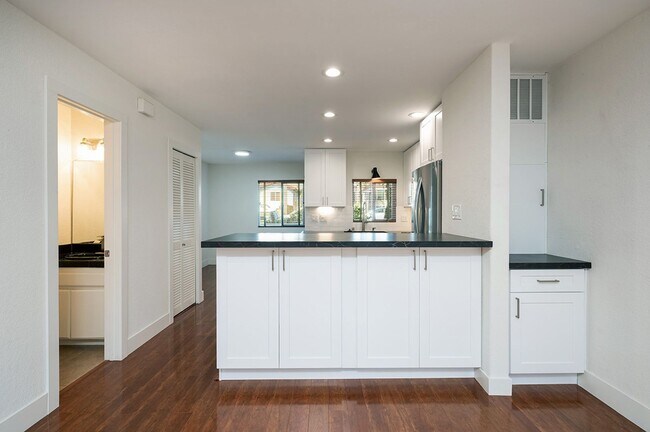 Building Photo - North Pacific Beach Upgraded Townhome Step...
