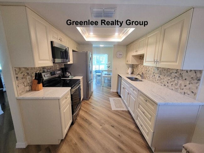 Foto del edificio - Fully furnished waterfront 55+ rental with beautiful updates, great amenities, and all utilities ...